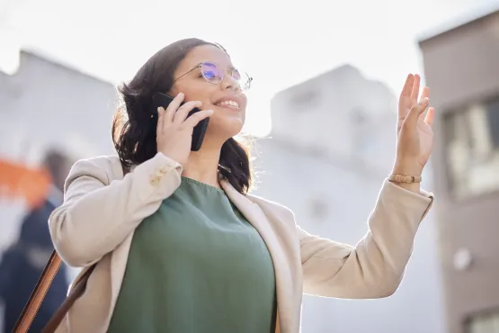 femme commandant vtc gironde depuis son telephone